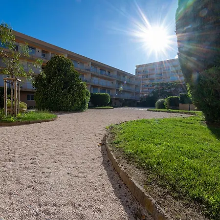 T2 Avec Piscine Au Lavandou, A 2 Pas De La Plage - Fr-1-677-55 *